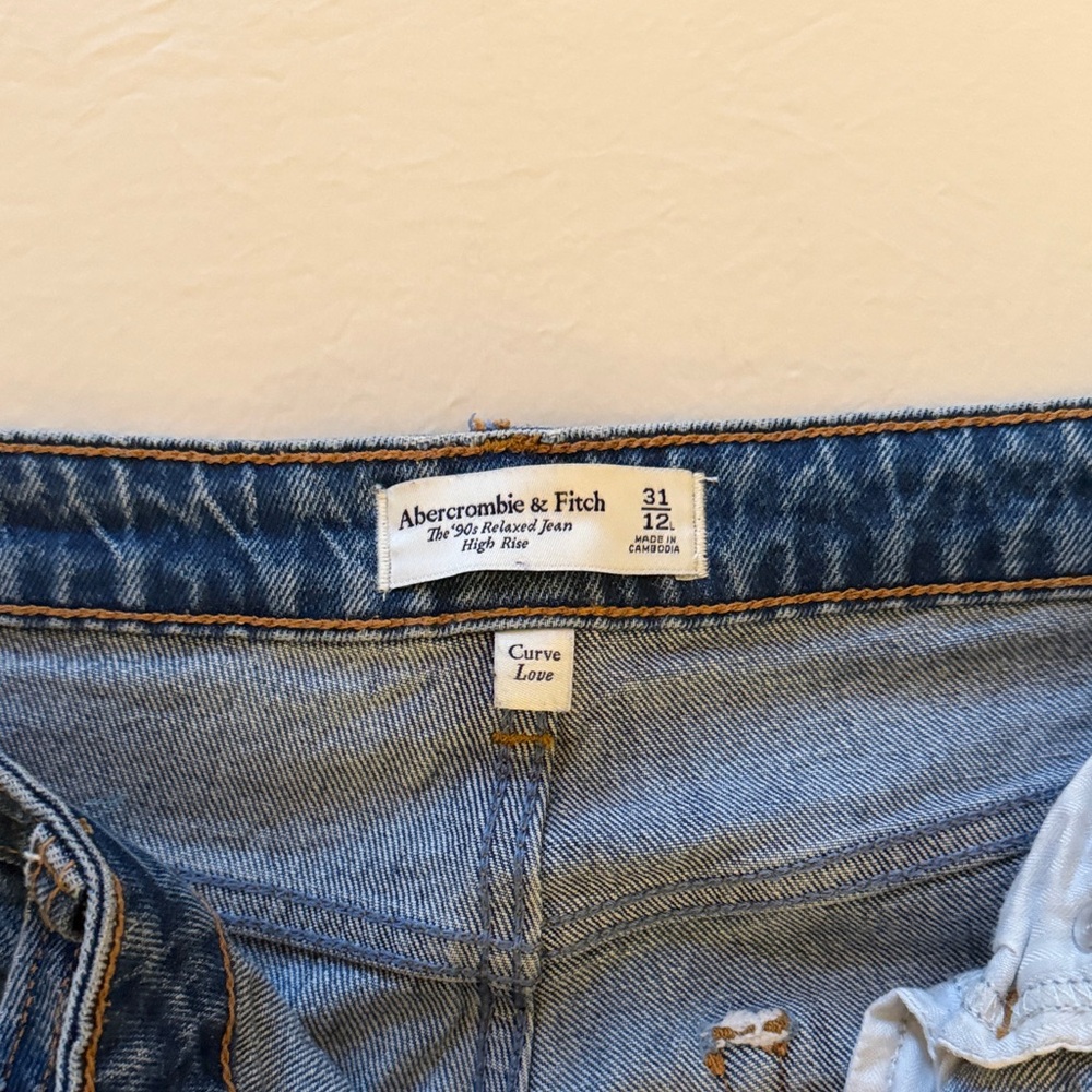 Abercrombie & Fitch Curve Love Medium Blue High-Rise Relaxed Jeans - Picture 2 of 5